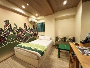 东京Hotel La'i ローレル Adult only的一间带床和沙发的小卧室