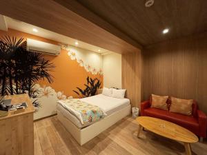 东京Hotel La'i ローレル Adult only的一间卧室，有一张床和一把红椅子 更多22张照片