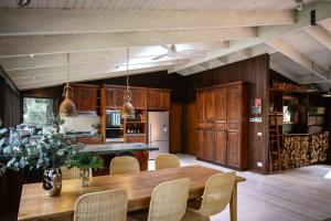 Η κουζίνα ή μικρή κουζίνα στο Ecco Red Hill Retreat - Luxe Rural Escape with Tennis Court