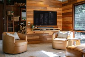 Χώρος καθιστικού στο Ecco Red Hill Retreat - Luxe Rural Escape with Tennis Court