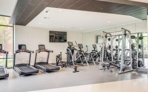 un gimnasio con un montón de bicicletas estáticas en Lux 2BR w Gym Pool sleep 6 in Assembly Square, en Winter Hill
