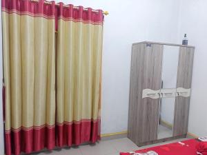 SegantengにあるRon's Guesthouseの部屋のシャワーカーテンと鏡