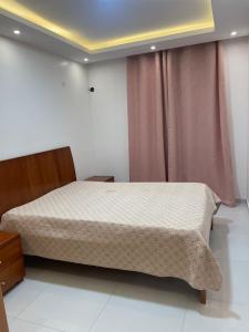 une chambre avec un lit et une fenêtre dans l'établissement Vila Acácia 2, à Praia 4 autres photos