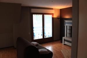 a living room with a couch and a window at Gite Le coeur des Ribeaupierres in Ribeauvillé