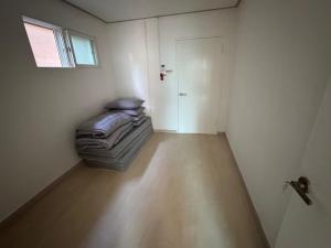 a room with a couch in the corner of a room at Gangneung Sandstay in Ŭmji-mal
