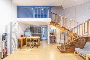 eine Küche und ein Esszimmer mit einer Treppe in einem Haus in der Unterkunft Gapyeong FS Pool Villa in Oebang-ni