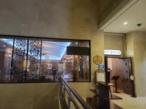 un hall d'un immeuble avec une fenêtre et une personne dans l'établissement Seorak Sun Valley Resort, à Sŏkkyo