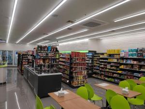 un magasin avec des chaises vertes et des étagères de produits dans l'établissement Seorak Sun Valley Resort, à Sŏkkyo 6 autres photos