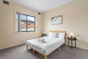 Postel nebo postele na pokoji v ubytování Homely Auburn 2BR - Fast Access to Sydney & Beyond