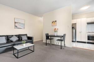 Kuchyň nebo kuchyňský kout v ubytování Homely Auburn 2BR - Fast Access to Sydney & Beyond + 35 fotografií
