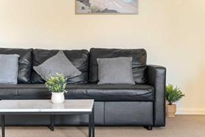 Posezení v ubytování Homely Auburn 2BR - Fast Access to Sydney & Beyond