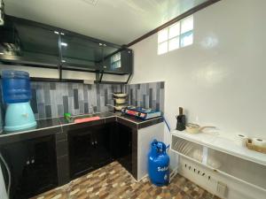 una cocina con una encimera y un jarrón azul. en Dayo Siargao, en General Luna 22 fotos más