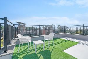 two chairs and a table on a balcony at Seogwipo Jaybrooder in Sinhŭng il-li