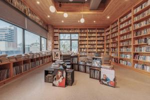 a library with lots of bookshelves and records at Jeonju Yeonghwa Hotel in Jeonju +16 photos
