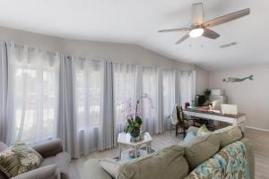 Χώρος καθιστικού στο The Salty Sister Retreat