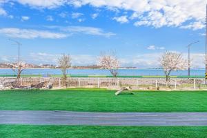 a park with green grass and a body of water at Glamdog Dog Pension Yeongheungdo Branch in Pŏdŏni
