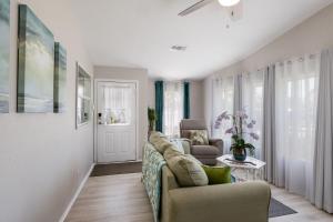 Χώρος καθιστικού στο The Salty Sister Retreat +16 φωτογραφίες