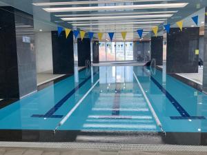 una piscina con carriles azules y banderas en Hotel The PORA Suitz, en Sodong-ni 1 foto más