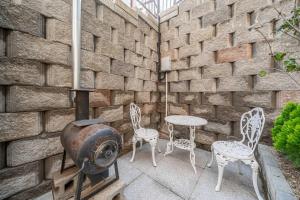 un patio con sillas, una parrilla y una mesa en Gapyeong The Cozy Pool Villa, en Piryŏngtŏ-ri