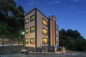 un edificio alto con luces delante en Gapyeong The Cozy Pool Villa, en Piryŏngtŏ-ri 7 fotos más