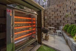 Un horno grande está sobre un patio. en Gapyeong The Cozy Pool Villa, en Piryŏngtŏ-ri