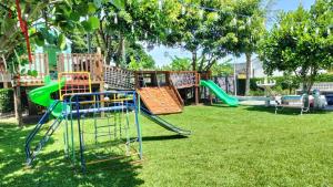 カンチャナブリにあるThe Modeva Hotelの公園内の滑り台のある遊び場