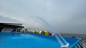 a pool with a water sprinkler shooting water into the air at Pohang Unis Sea Caravan Guryongpo Branch in Saegi