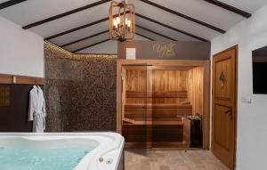 Un baño grande con bañera y armario. en Villa Paula, en Ugljan