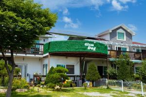 a building with a sign for a client dog at Glamdog Dog Pension Gapyeong Branch in Gapyeong