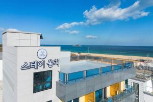 a building with a view of the ocean at Sokcho Stay Ongchi in Puwŏl-li