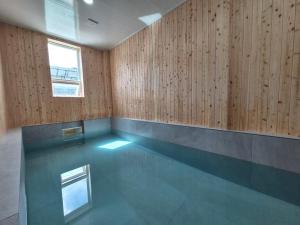 Πισίνα στο ή κοντά στο Gapyeong Private Pension Kkullim House