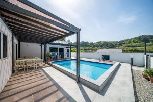 Bazén v ubytování Yangyang Sonamu Private Pension nebo v jeho okolí + 7 fotografií