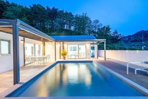 Bazén v ubytování Yangyang Sonamu Private Pension nebo v jeho okolí