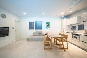 a kitchen and dining room with a table and chairs at Yangyang Sonamu Private Pension in Yangyang