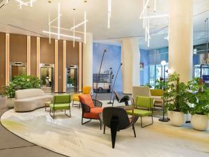 un vestíbulo con mesas y sillas coloridas en un edificio en Novotel Dubai World Trade Centre, en Dubái