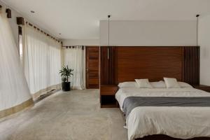 Casa laak'o 'ob en La Veleta في تولوم: غرفة نوم بها سرير كبير في الغرفة