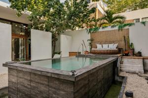 Casa laak'o 'ob en La Veleta في تولوم: مسبح في الفناء الخلفي لبيت