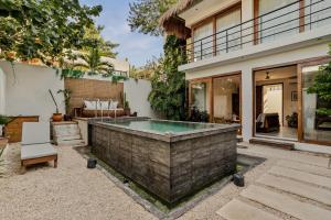 Casa laak'o 'ob en La Veleta في تولوم: حوض استحمام ساخن في الحديقة الخلفية للمنزل