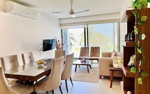 ヌエボ・バジャルタにあるBeach apartment 6px, Nuevo Vallarta Ocean Viewのテーブルと椅子のあるダイニングルーム