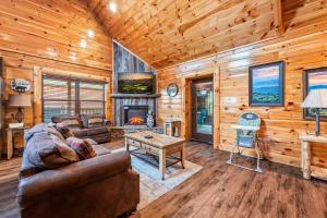 een woonkamer met een bank en een open haard bij Soggy Bears- Indoor Pool, Hot Tub, Views in Sevierville