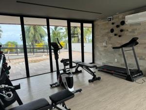 een fitnessruimte met diverse loopbanden en hometrainers bij Mar de Campas - Tamandaré 016 in Tamandaré