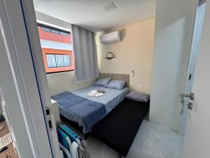 een kleine kamer met een bed en een raam bij Mar de Campas - Tamandaré 016 in Tamandaré +49 foto's