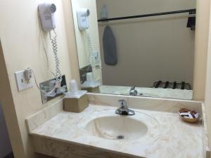 Vonios kambarys apgyvendinimo įstaigoje Regal Inn Las Vegas New Mexico