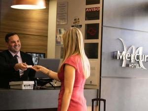 a woman is standing in front of a dispatcher at Mercure Sao Caetano do Sul in São Caetano do Sul