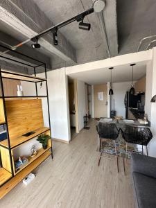 a living room with a table and chairs in a room at Apartamento excelente ubicacion in Sogamoso