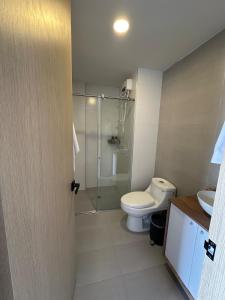 Un baño con inodoro y ducha de cristal. en Apartamento excelente ubicacion, en Sogamoso