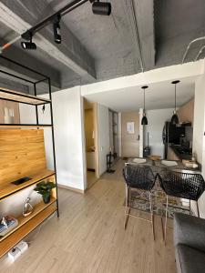 a living room with a table and chairs in a room at Apartamento excelente ubicacion in Sogamoso