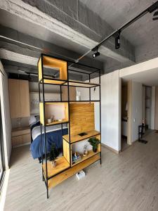 una habitación con una litera en una habitación en Apartamento excelente ubicacion, en Sogamoso