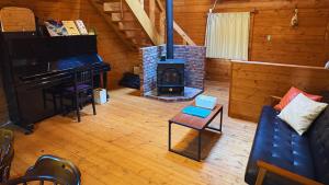 Posezení v ubytování 伊豆の高台に佇むログハウスの貸別荘 #一棟貸切 #グループや家族旅行におすすめ #広々リビング #BBQグリル付 #満点の星空 #大室山を眺める #桜並木通り近く #伊東市 #伊豆高原 #kazamichi