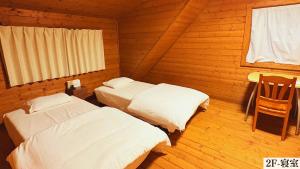 Postel nebo postele na pokoji v ubytování 伊豆の高台に佇むログハウスの貸別荘 #一棟貸切 #グループや家族旅行におすすめ #広々リビング #BBQグリル付 #満点の星空 #大室山を眺める #桜並木通り近く #伊東市 #伊豆高原 #kazamichi